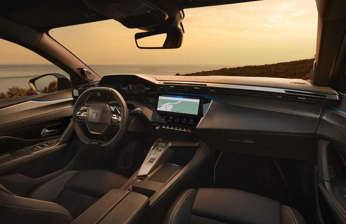 Nuova Peugeot 408: la fastback francese alza l'asticella con tre anime elettrificate (6)