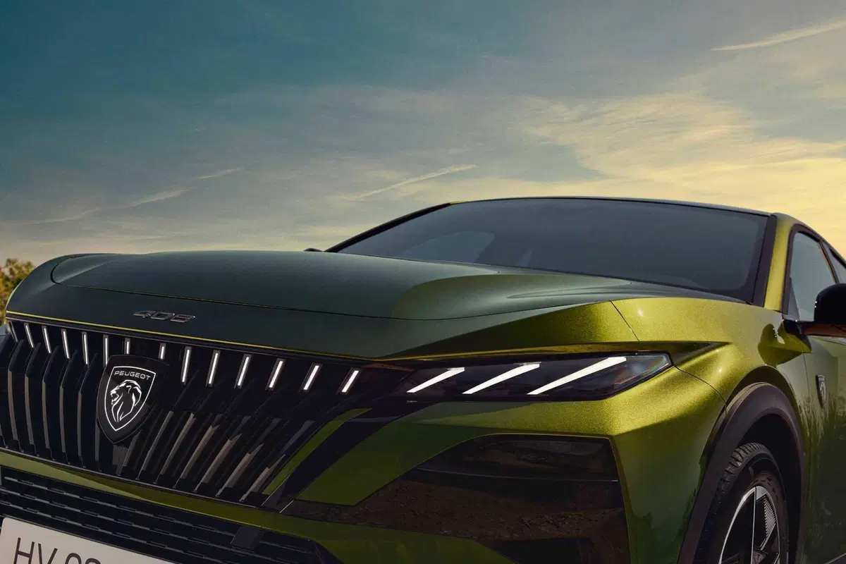 Nuova Peugeot 408: la fastback francese alza l'asticella con tre anime elettrificate (8)