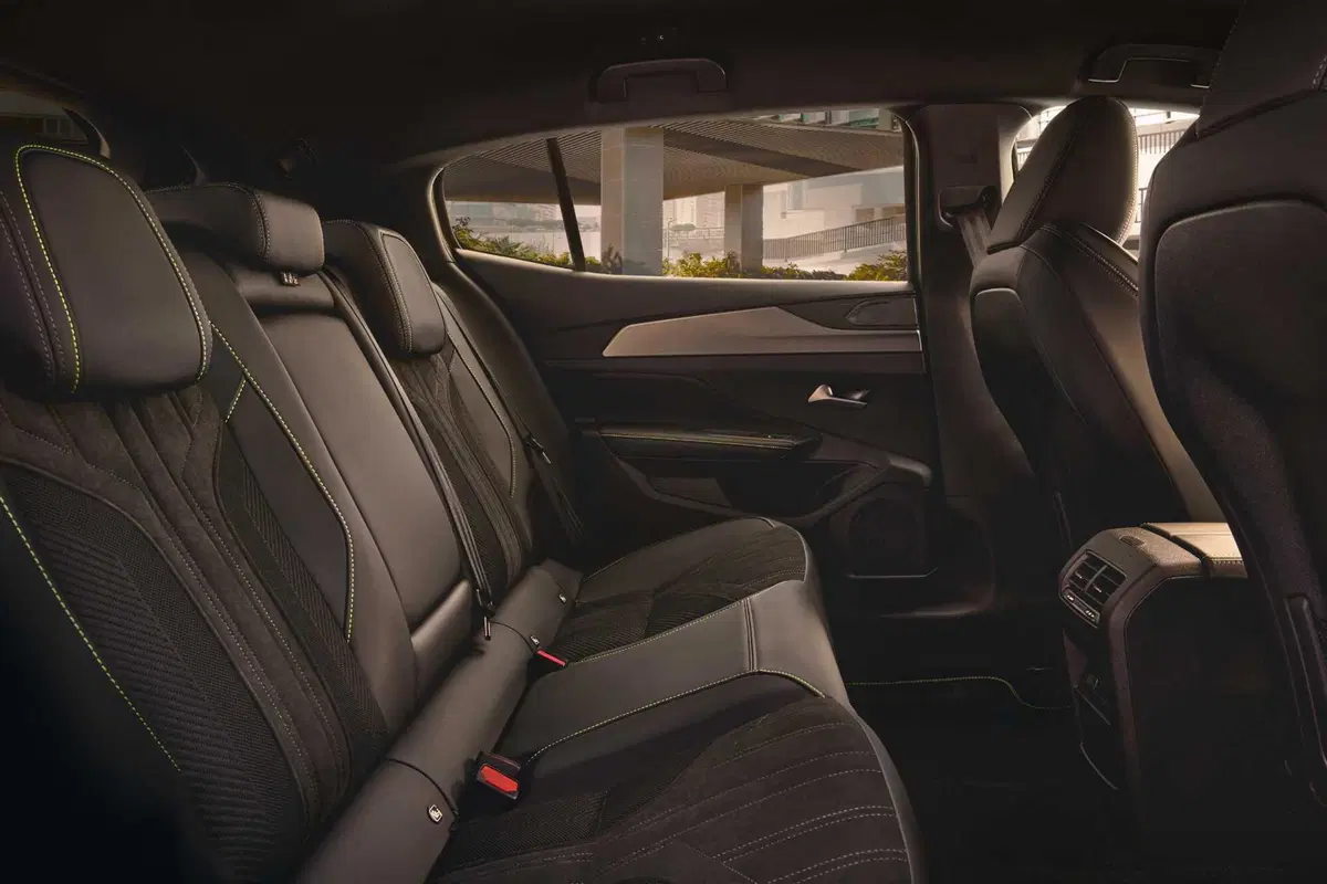 Nuova Peugeot 408: la fastback francese alza l'asticella con tre anime elettrificate (9)