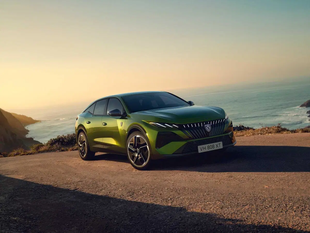 Nuova Peugeot 408: la fastback francese alza l'asticella con tre anime elettrificate (10)