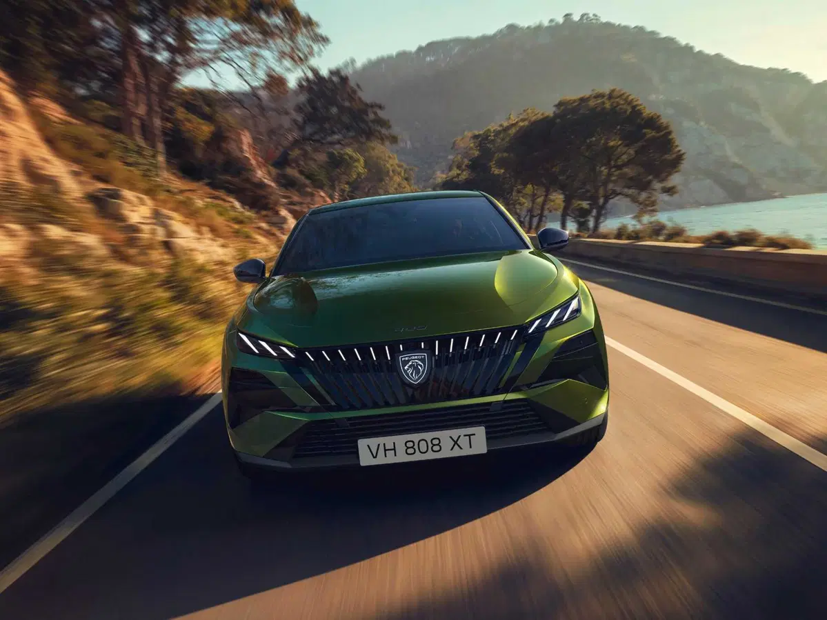Nuova Peugeot 408: la fastback francese alza l'asticella con tre anime elettrificate (12)