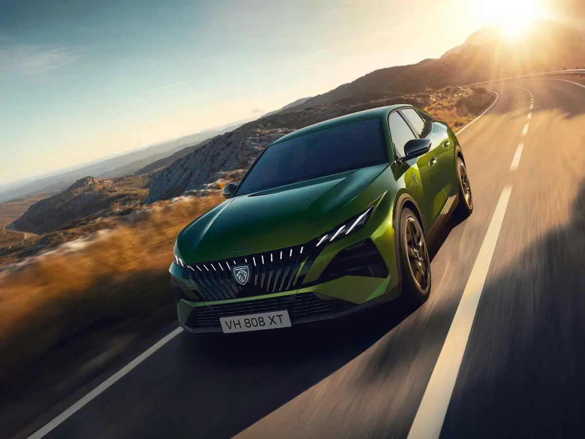 Nuova Peugeot 408: la fastback francese alza l'asticella con tre anime elettrificate (13)