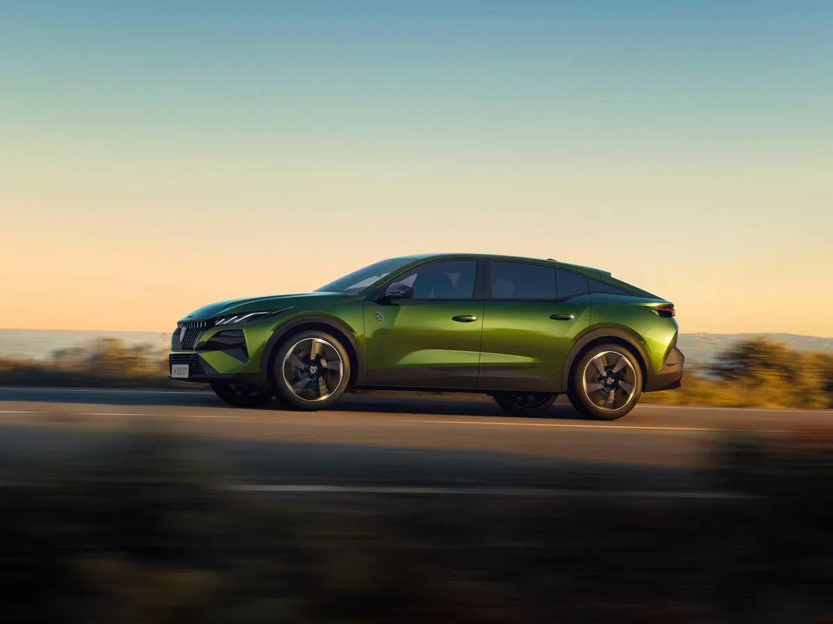 Nuova Peugeot 408: la fastback francese alza l'asticella con tre anime elettrificate (14)