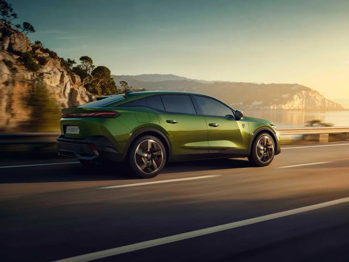 Nuova Peugeot 408: la fastback francese alza l'asticella con tre anime elettrificate (15)