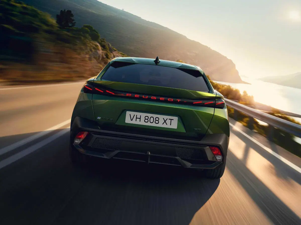 Nuova Peugeot 408: la fastback francese alza l'asticella con tre anime elettrificate (17)