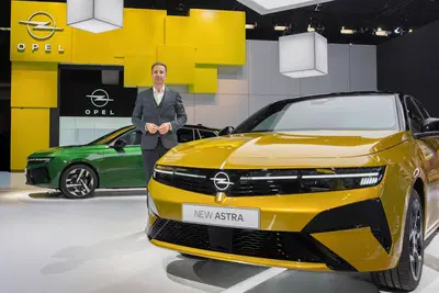 Nuova Opel Astra 2026: debutto mondiale a Bruxelles con 454 km di autonomia elettrica 