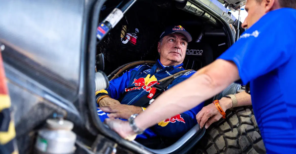Sainz Sr dalla Dakar alla F1: &ldquo;Col nuovo regolamento capiremo tutto ai test&rdquo;. Poi la stoccata sulla Ferrari