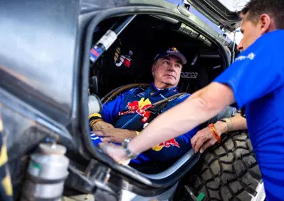 Sainz Sr dalla Dakar alla F1: “Col nuovo regolamento capiremo tutto ai test”. Poi la stoccata sulla Ferrari