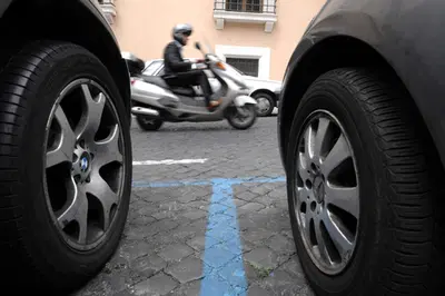 Roma verso la rivoluzione della sosta (e della riduzione del traffico privato): 30mila nuove strisce blu e addio ai vecchi parcometri