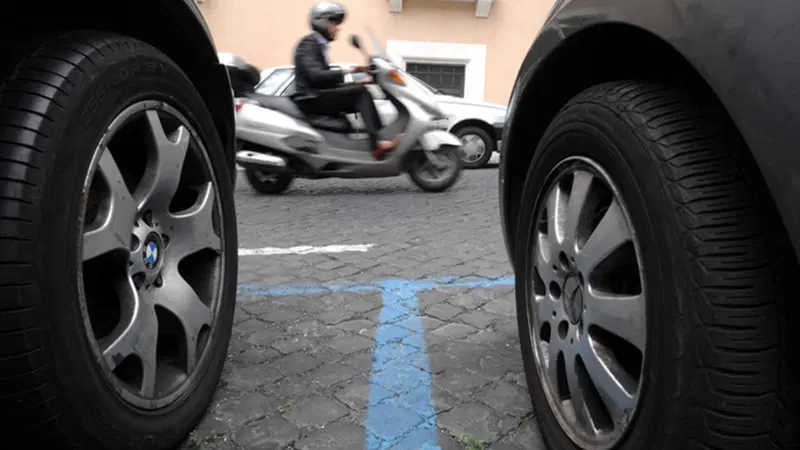 Roma verso la rivoluzione della sosta (e della riduzione del traffico privato): 30mila nuove strisce blu e addio ai vecchi parcometri