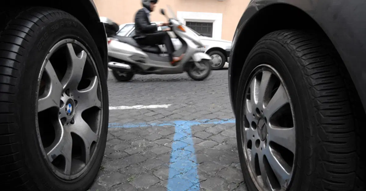 Roma verso la rivoluzione della sosta (e della riduzione del traffico privato): 30mila nuove strisce blu e addio ai vecchi parcometri