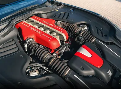 La Ferrari FF &ldquo;Novo Blu&rdquo; di Lapo Elkann va all&rsquo;asta: quando la sartoria incontra il V12
