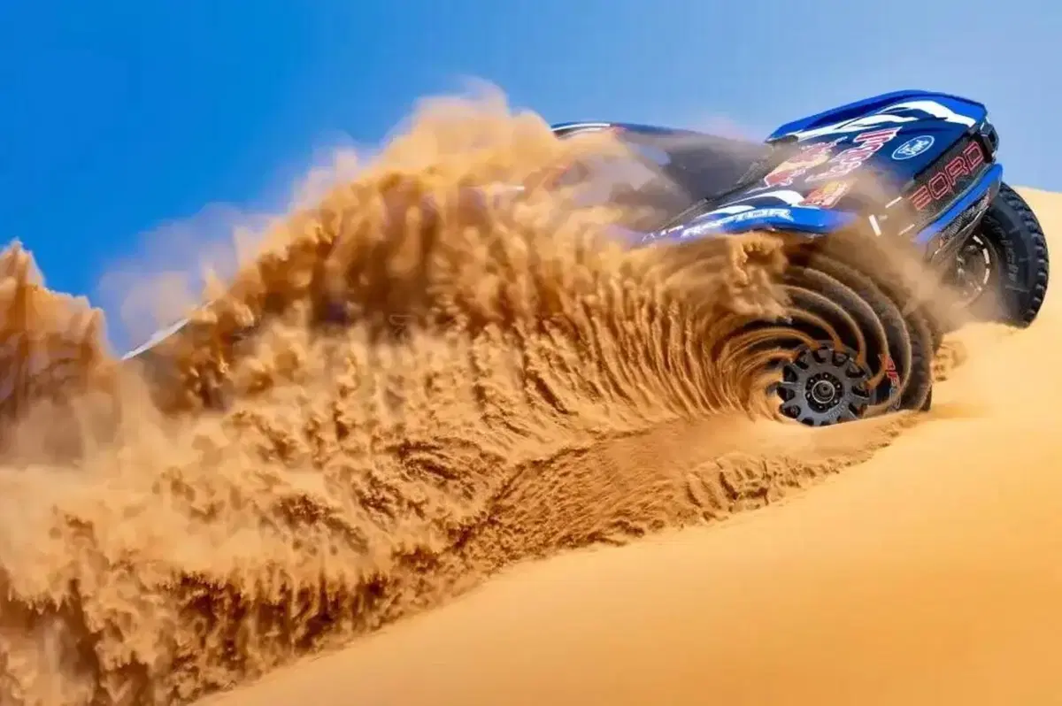 Ford Raptor Dakar 2026: la foto della "turbina di sabbia" che sta facendo impazzire il web