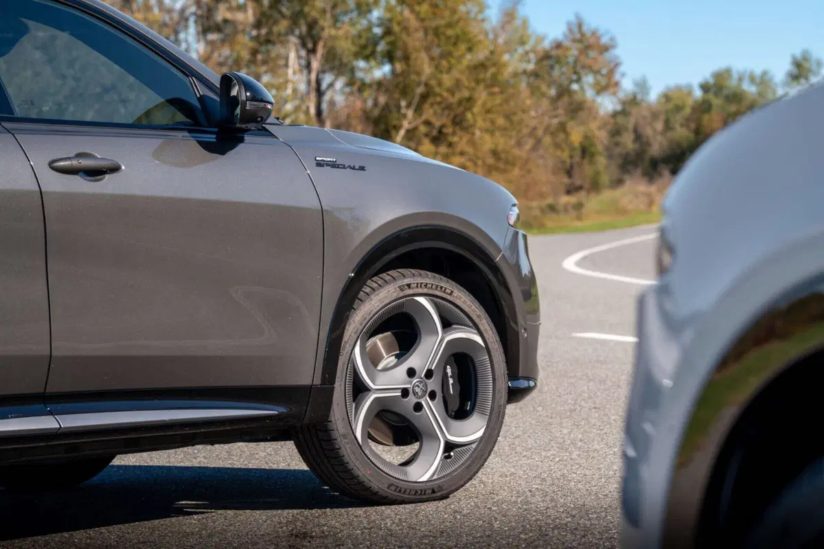 Alfa Romeo Tonale restyling USA: una sola ricetta, 2.0 turbo AWD e addio plug-in (8)