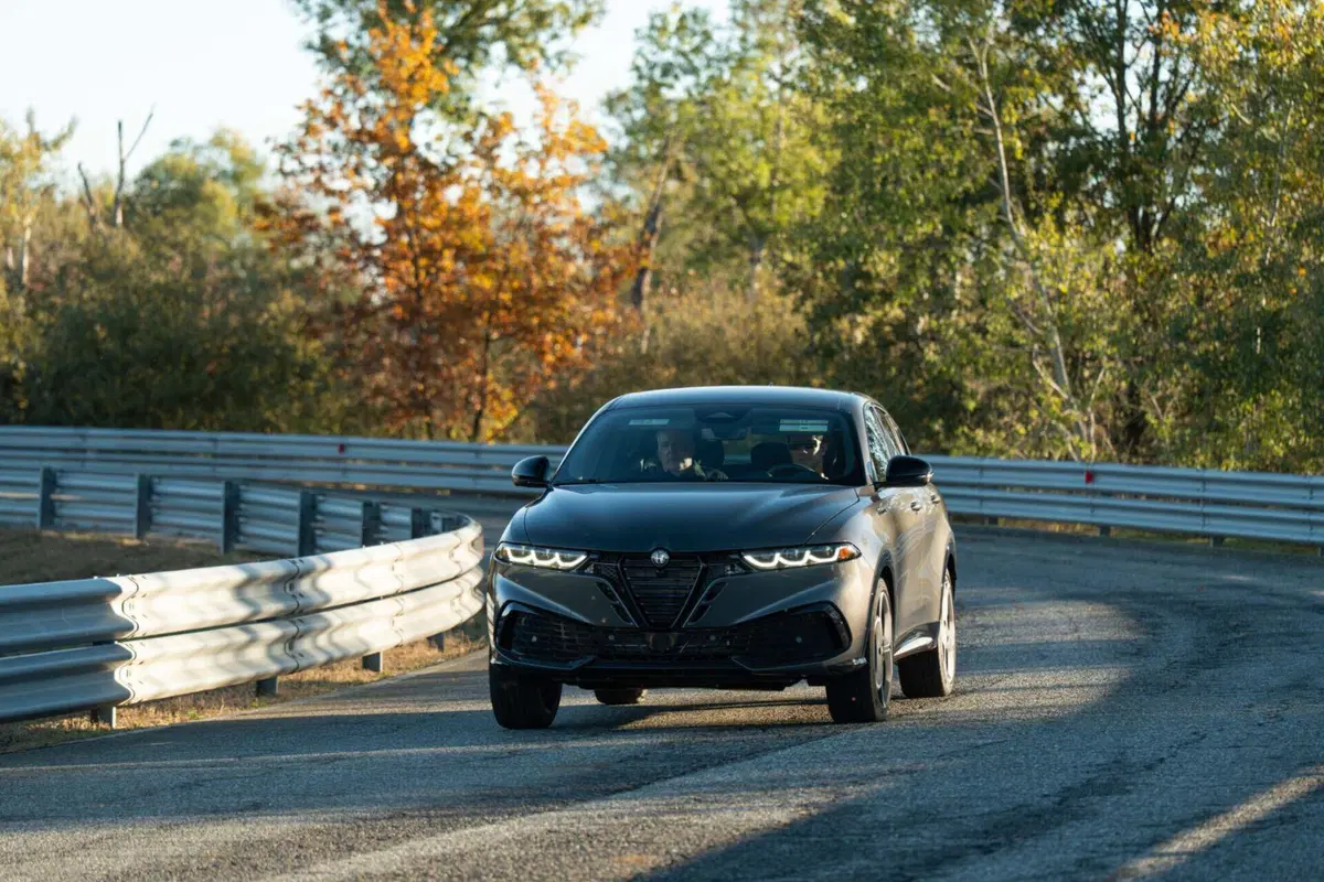 Alfa Romeo Tonale restyling USA: una sola ricetta, 2.0 turbo AWD e addio plug-in (9)