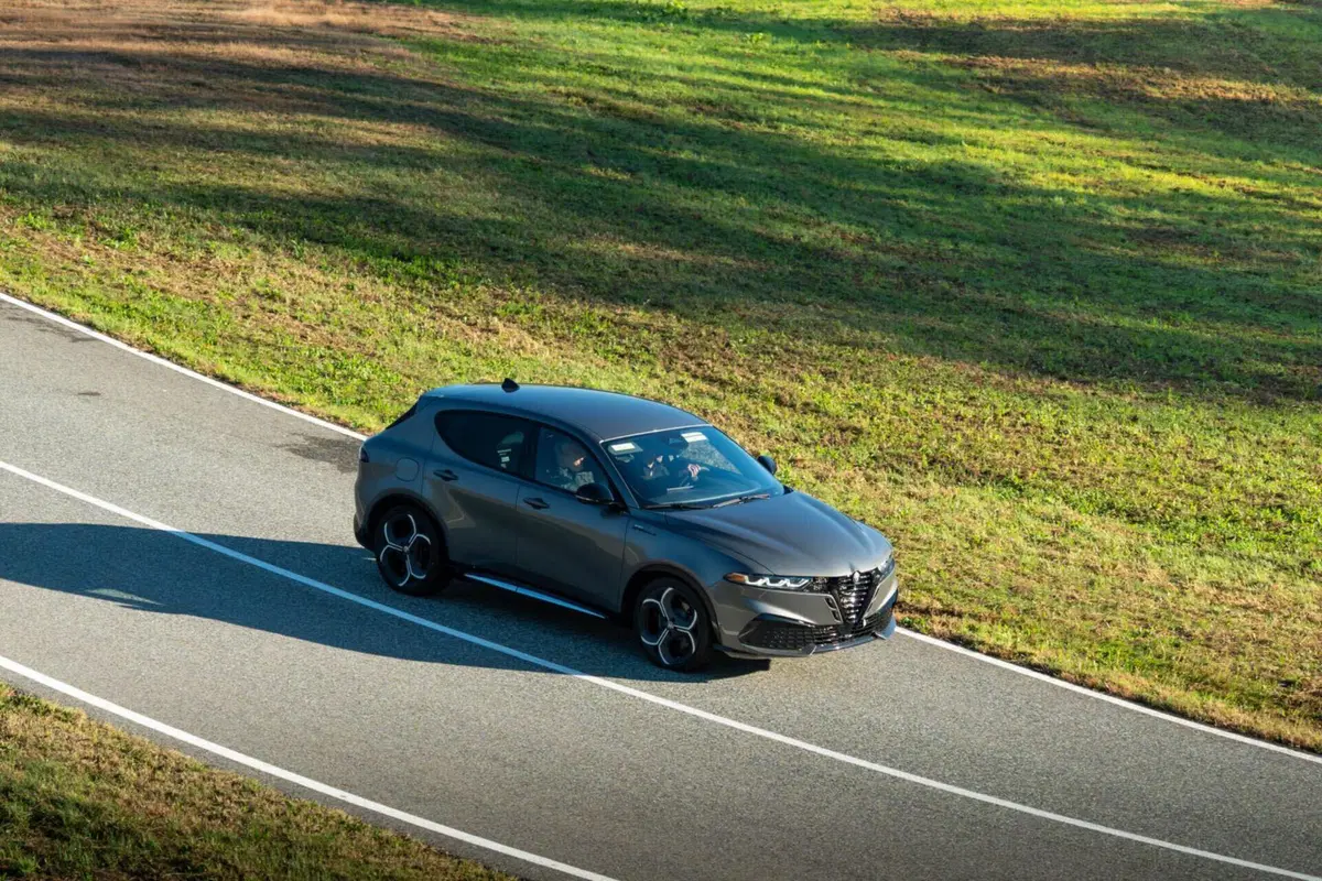 Alfa Romeo Tonale restyling USA: una sola ricetta, 2.0 turbo AWD e addio plug-in (11)