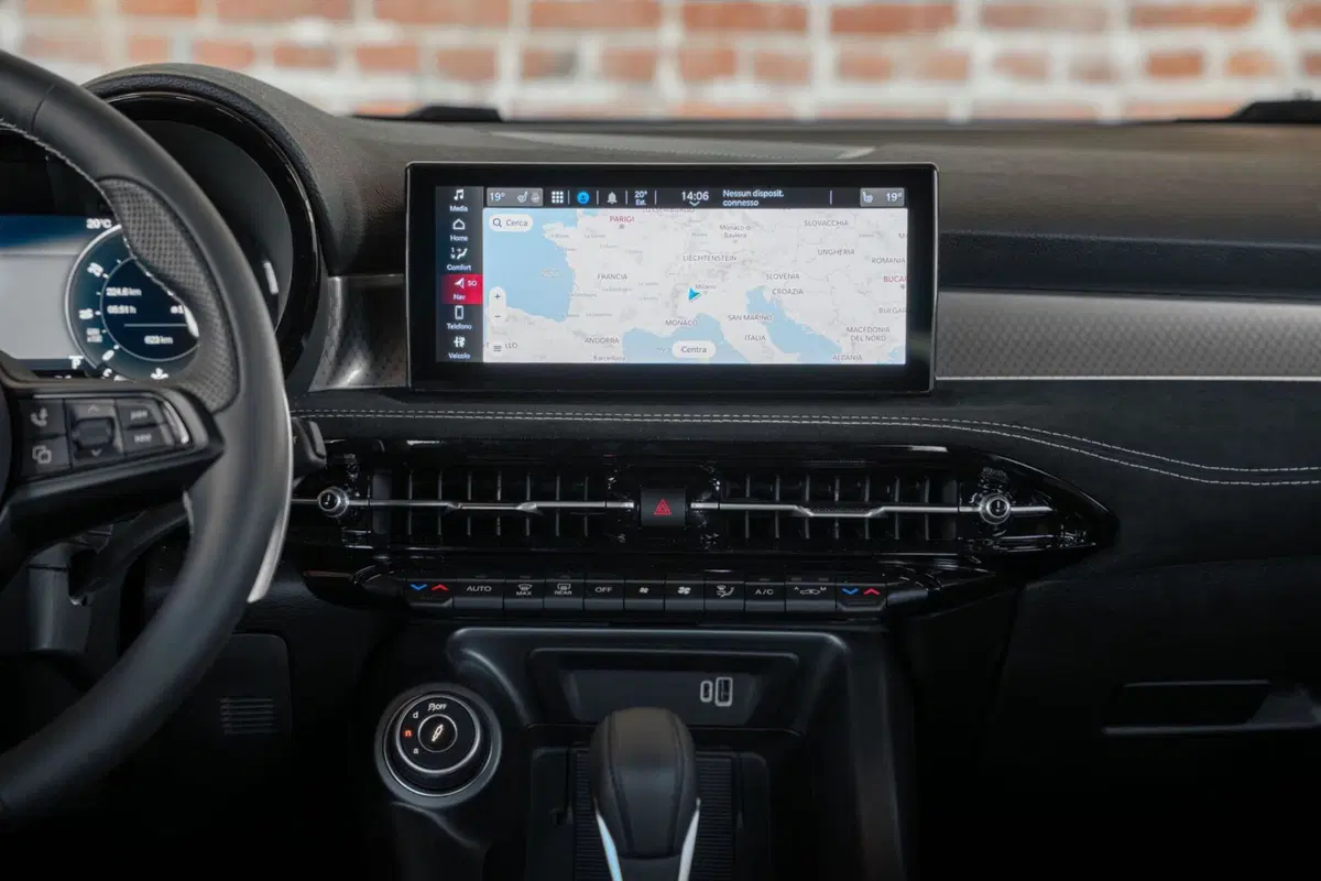 Alfa Romeo Tonale restyling USA: una sola ricetta, 2.0 turbo AWD e addio plug-in (21)