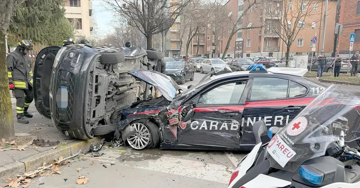 Paura a Monza: auto dei Carabinieri si schinata contro due Citro&euml;n, 6 feriti