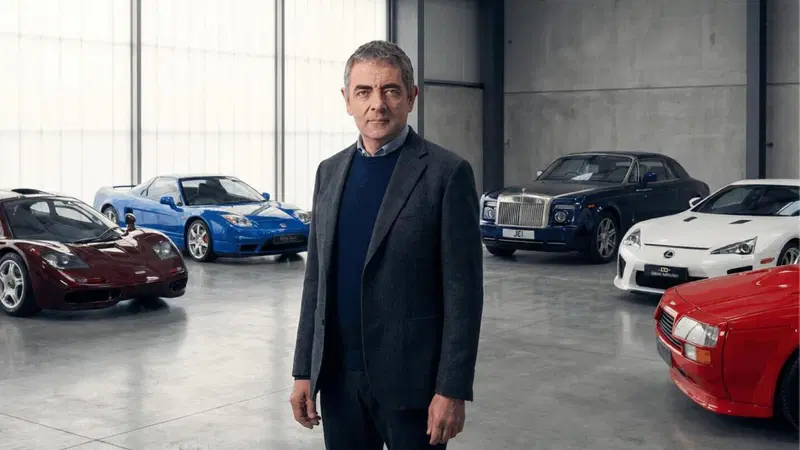 Rowan Atkinson, il collezionista che guida davvero le sue auto: dalla McLaren F1 alla Lexus LFA.