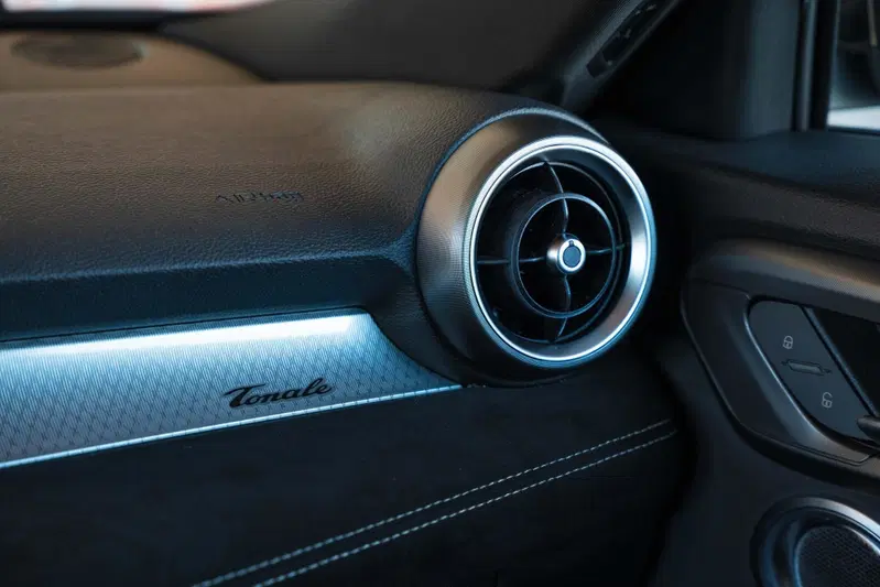Alfa Romeo Tonale dettaglio logo interni