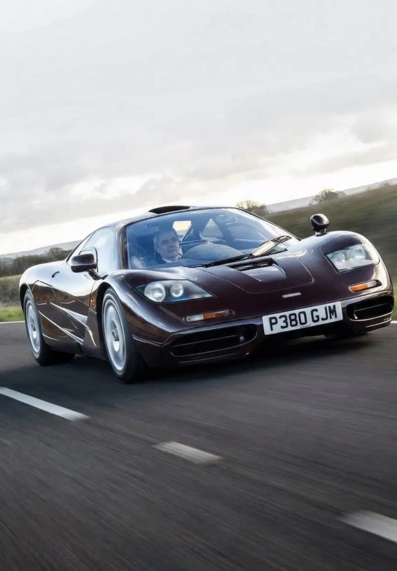 Rowan Atkinson a bordo della sua McLaren F1