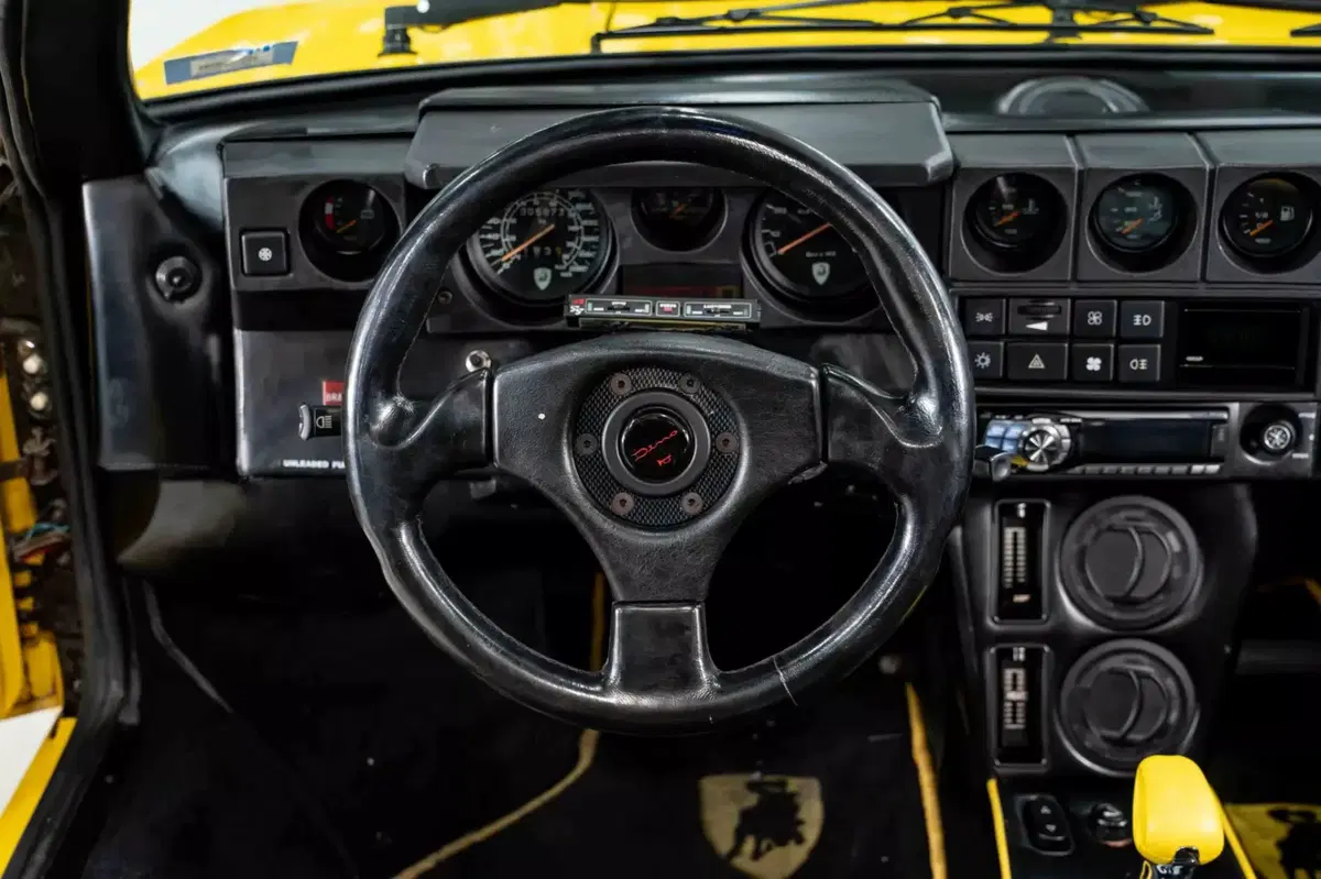 Interni della Lamborghini Jalpa Giallo Fly