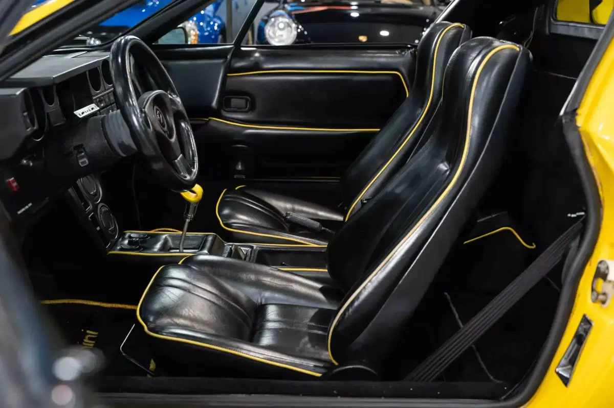 Interni della Lamborghini Jalpa Giallo Fly (2)