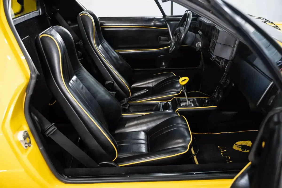 Interni della Lamborghini Jalpa Giallo Fly (4)