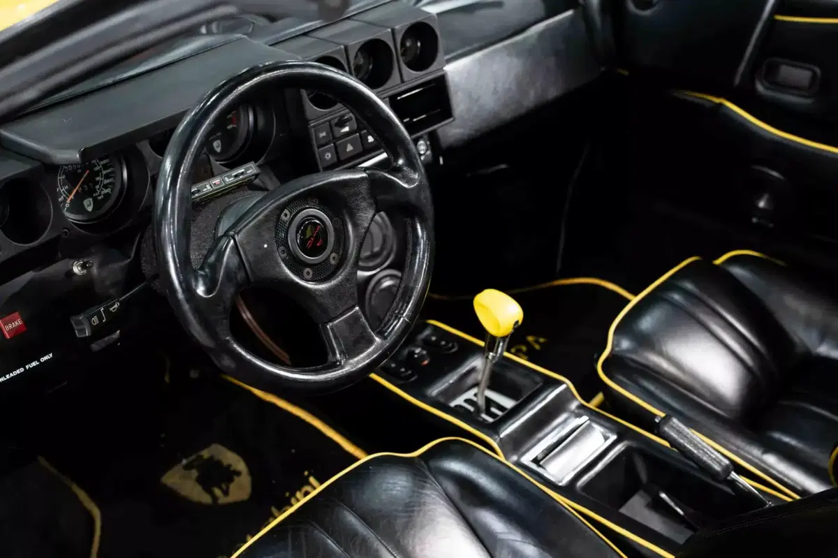 Interni della Lamborghini Jalpa Giallo Fly (5)