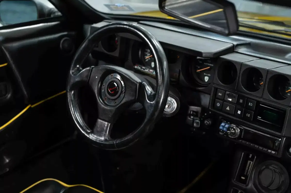 Interni della Lamborghini Jalpa Giallo Fly (12)