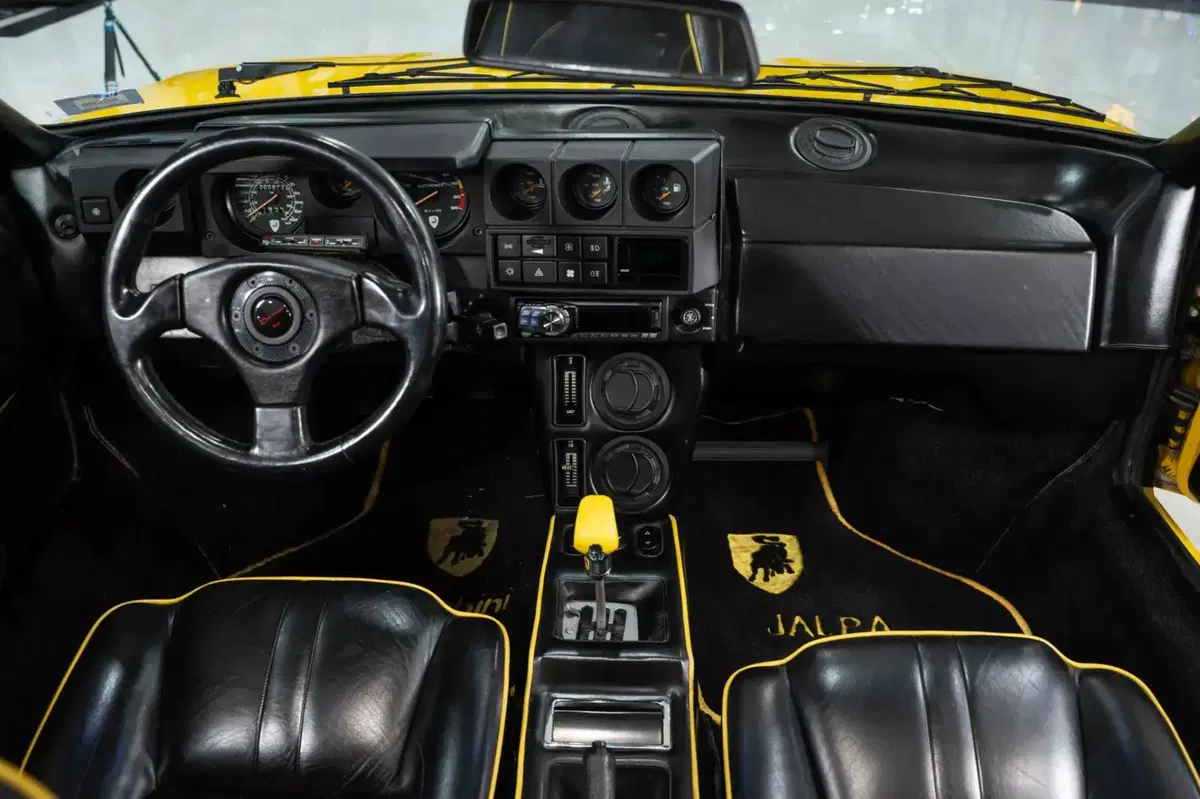 Interni della Lamborghini Jalpa Giallo Fly (13)