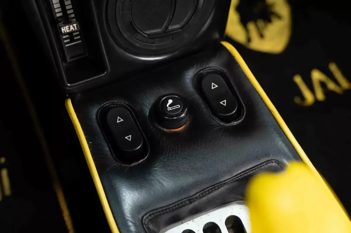 Interni della Lamborghini Jalpa Giallo Fly (14)