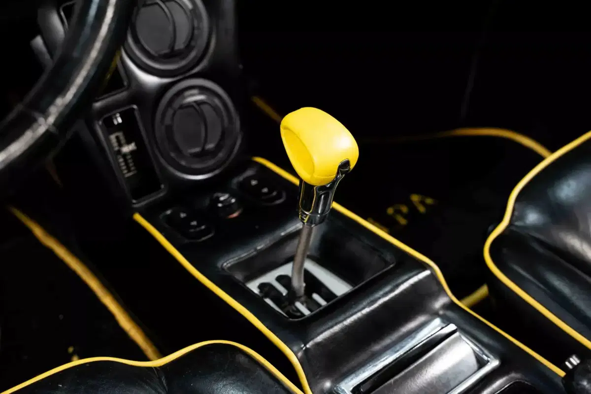 Interni della Lamborghini Jalpa Giallo Fly (15)