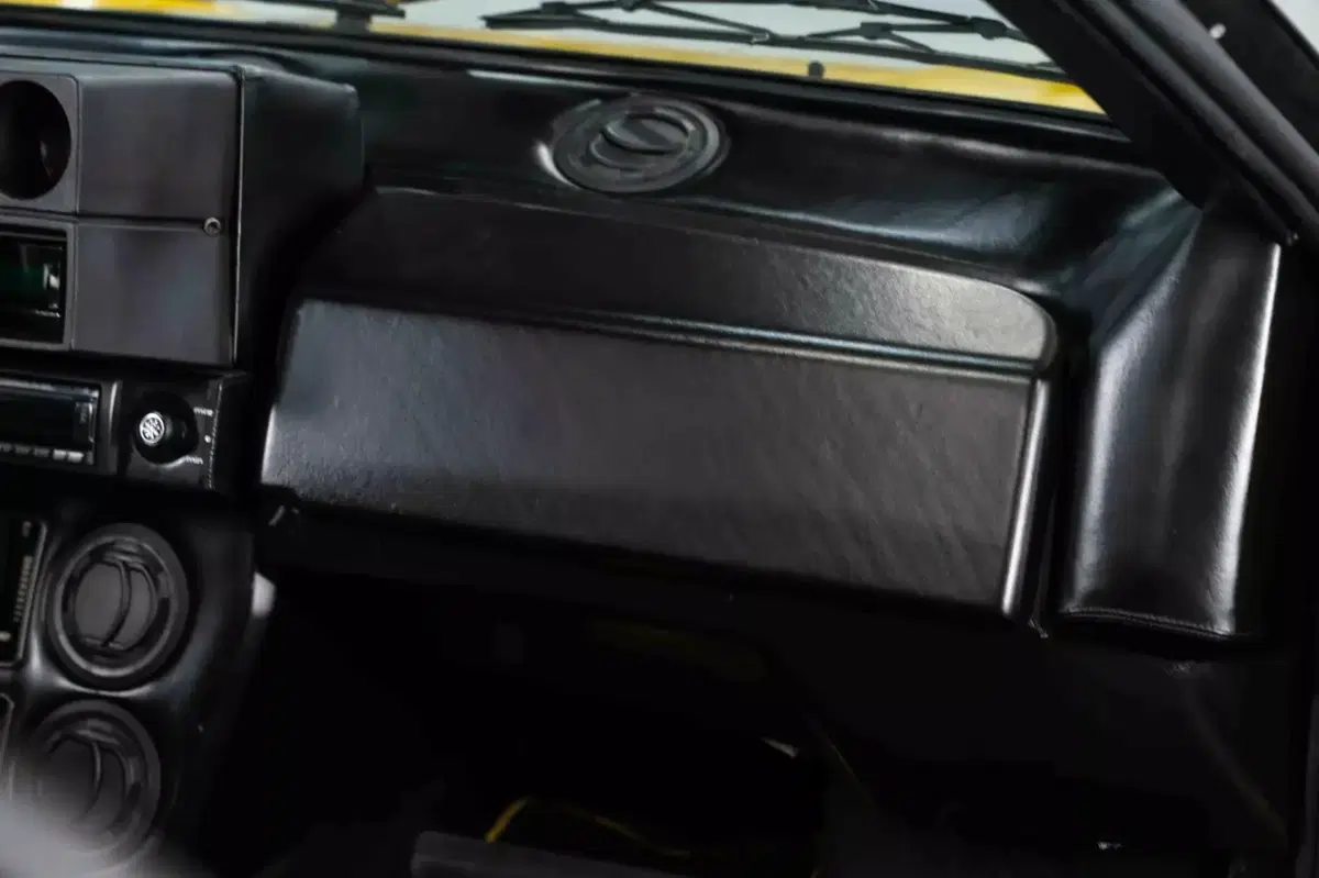 Interni della Lamborghini Jalpa Giallo Fly (18)