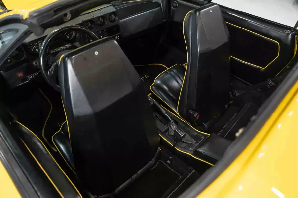 Interni della Lamborghini Jalpa Giallo Fly (19)
