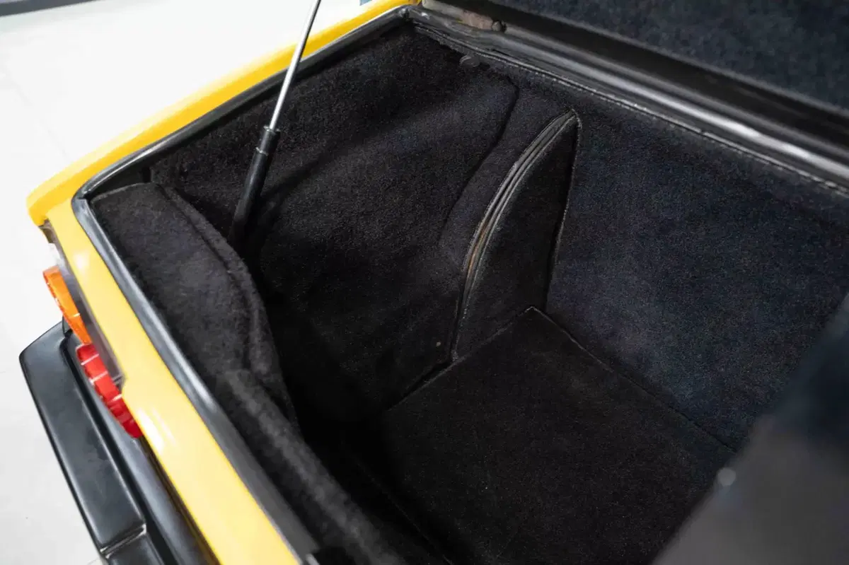 Interni della Lamborghini Jalpa Giallo Fly (20)