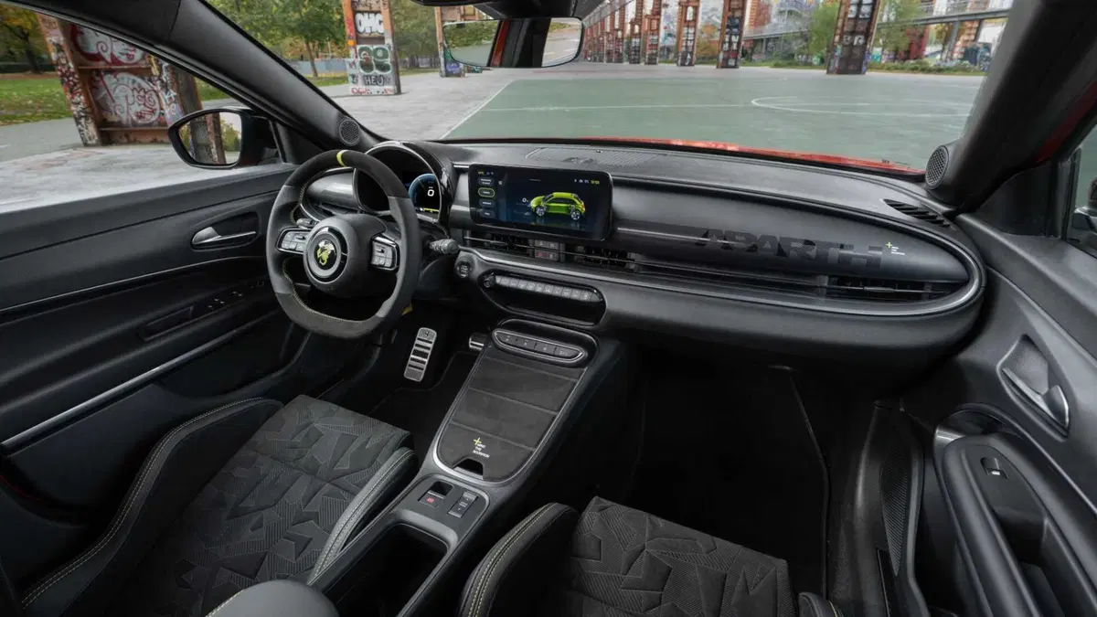 Abarth 600e 54kWh Competizione Edizione Milano Cortina 2026 280cv (2)