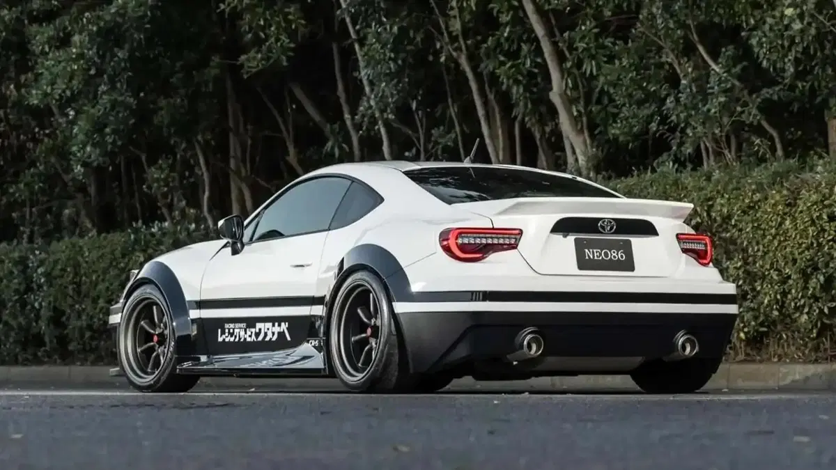 Toyota GT86 diventa l'AE86 di Initial D: il retromod da sogno del Tokyo Auto Salon 2026