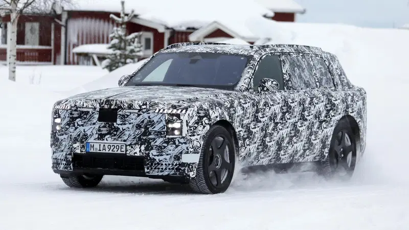 Il futuro di Rolls-Royce &egrave; elettrico: spunta il nuovo maxi SUV EV