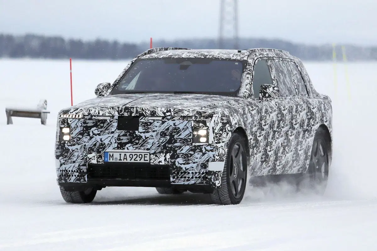 Il futuro di Rolls-Royce è elettrico: spunta il nuovo maxi SUV EV