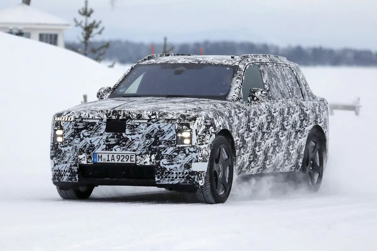 Il futuro di Rolls-Royce è elettrico: spunta il nuovo maxi SUV EV (2)