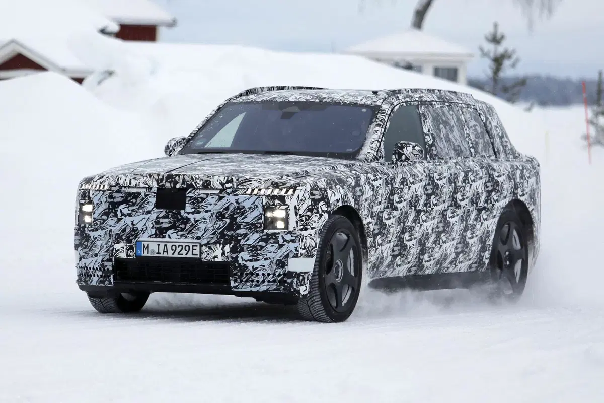 Il futuro di Rolls-Royce è elettrico: spunta il nuovo maxi SUV EV (3)