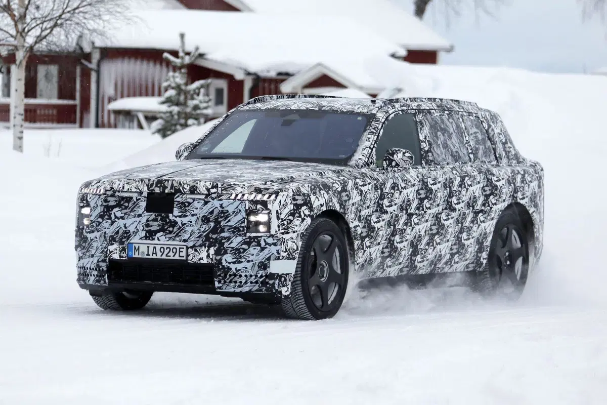 Il futuro di Rolls-Royce è elettrico: spunta il nuovo maxi SUV EV (4)