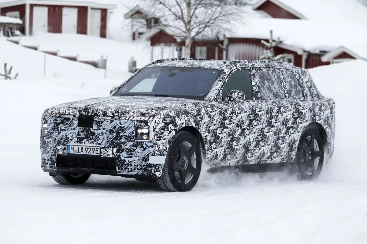 Il futuro di Rolls-Royce è elettrico: spunta il nuovo maxi SUV EV (5)