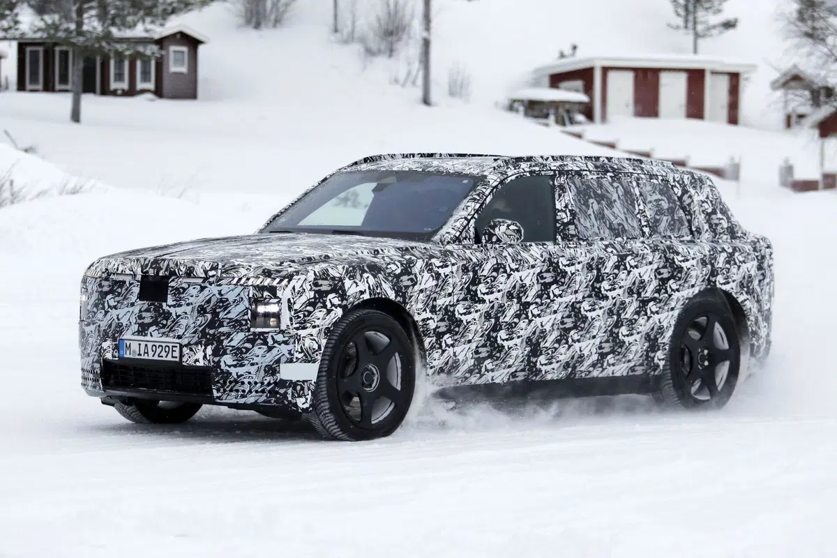 Il futuro di Rolls-Royce è elettrico: spunta il nuovo maxi SUV EV (6)