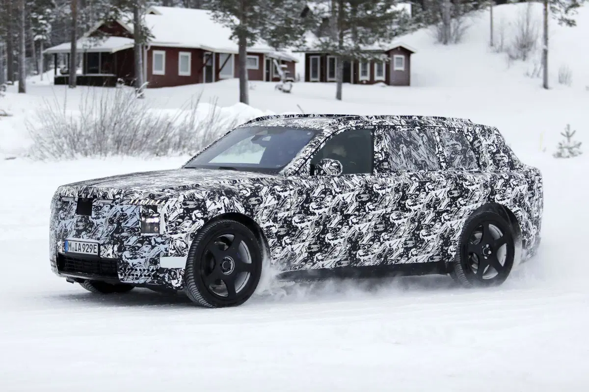 Il futuro di Rolls-Royce è elettrico: spunta il nuovo maxi SUV EV (7)