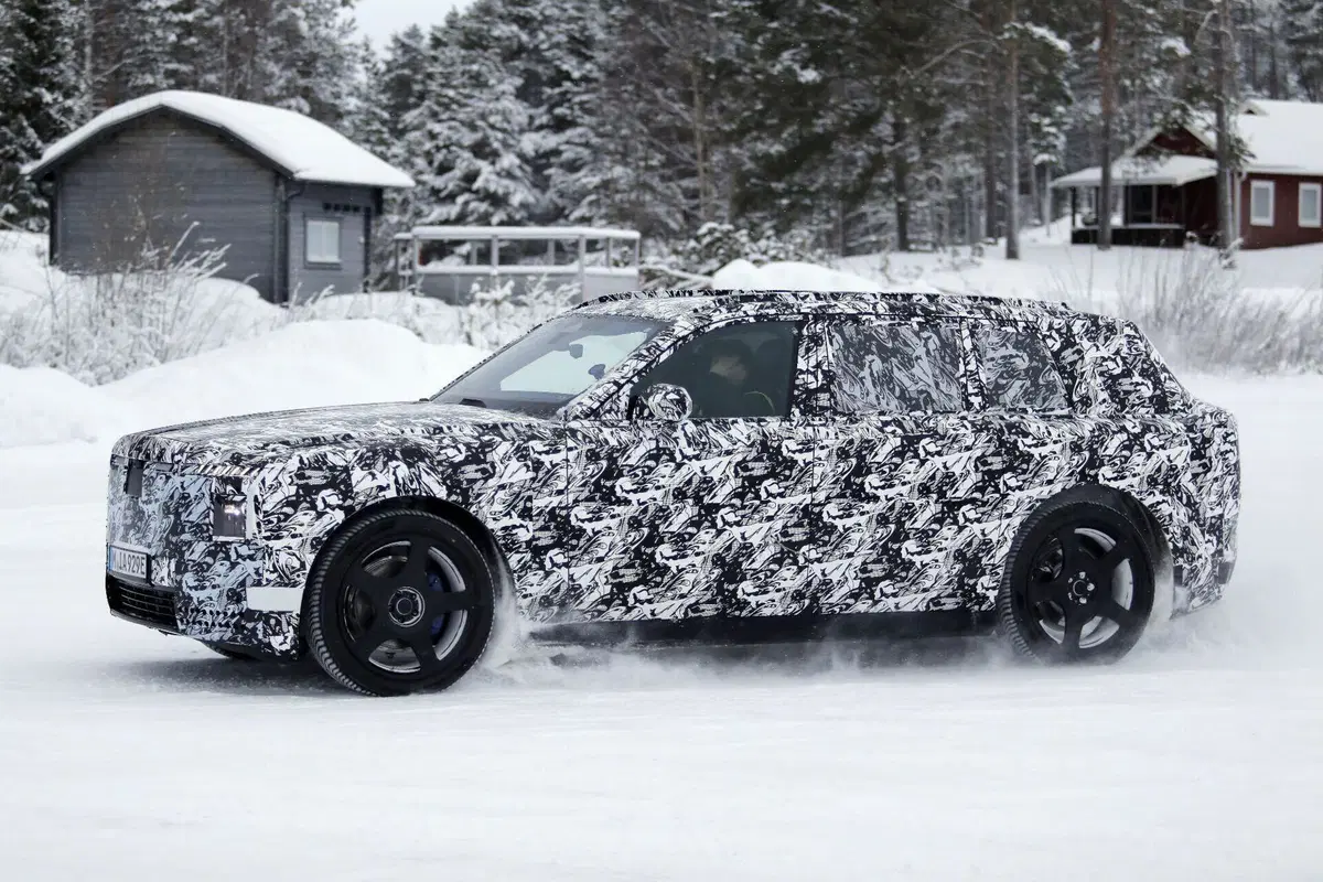 Il futuro di Rolls-Royce è elettrico: spunta il nuovo maxi SUV EV (8)