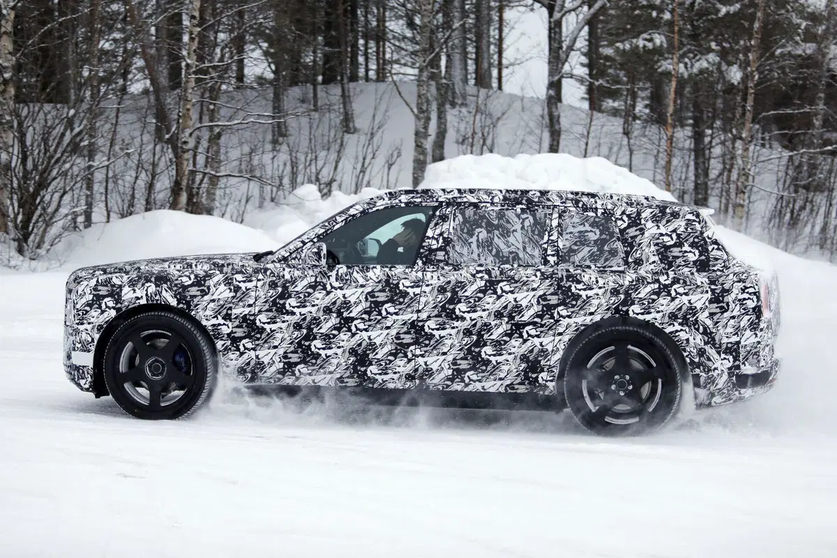 Il futuro di Rolls-Royce è elettrico: spunta il nuovo maxi SUV EV (9)