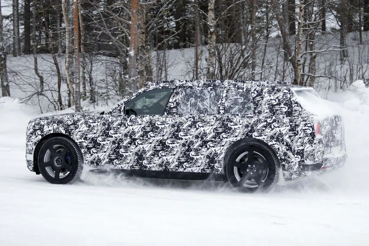 Il futuro di Rolls-Royce è elettrico: spunta il nuovo maxi SUV EV (10)