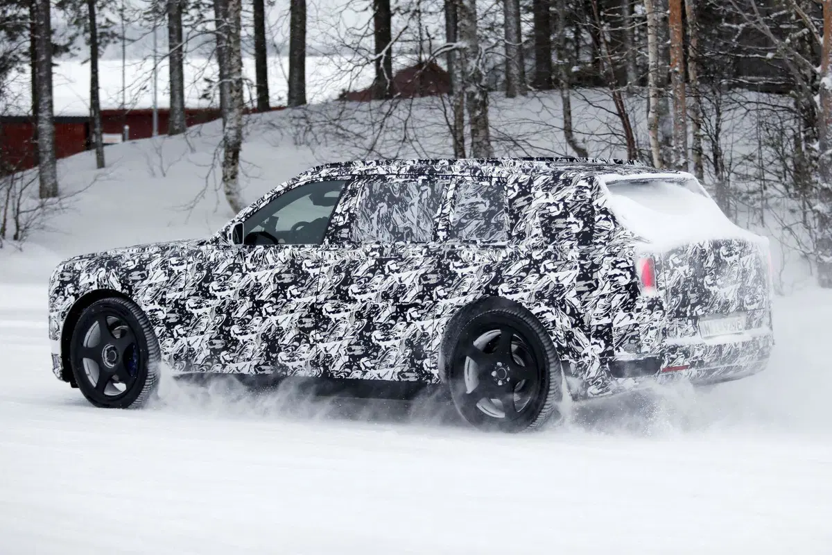 Il futuro di Rolls-Royce è elettrico: spunta il nuovo maxi SUV EV (11)